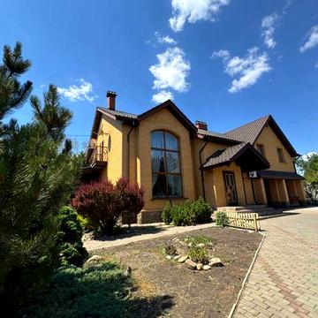 Будинок в сучасному стилі. Дніпршосе. Район новобудов в лісовій смузі. Містить  три окремі кімнати відпочинку з повноцінними санвузлами на поверхах