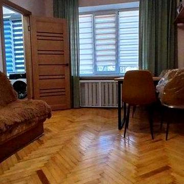 Контрактова пл. Двокімнатна 37м.кв. з парковкою,