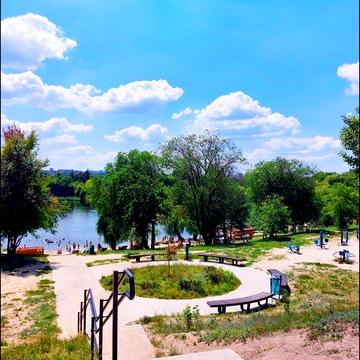 Продам 2 комнатную квартиру возле пляжа Немышля.метро Масельского