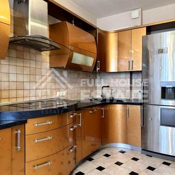 Пропонується до продажу простора 3-кімнатна квартира в одному з найзручніших районів лівого берега — вул. Шептицького, 10.