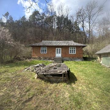 Продається будинок із земельною ділянкою недалеко від Дністра