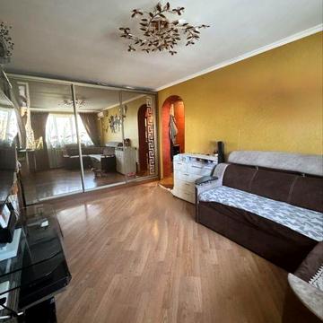 Продам квартиру центр Великодолинского