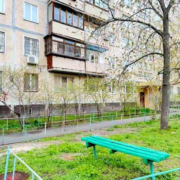 Продам 2 КІМ квартиру поруч з метро, п-т Оболонський.