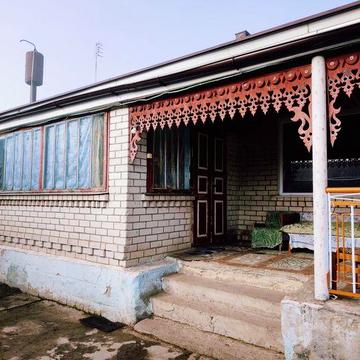 Будинок з усіма зручностями, меблями та побутовою технікою, що має приватне озеро