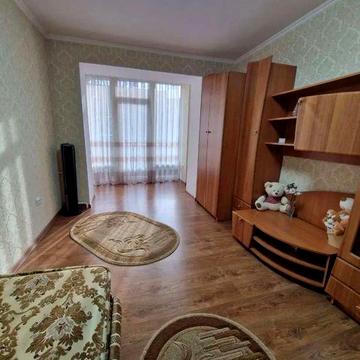 2-кімнатна квартира на мікрорайоні З рієлтарами не співпрацюю
Площа: 64 м² 
 Планування: Класична «чешка» з окремими кімнатами.
 Комфорт: Квартира не