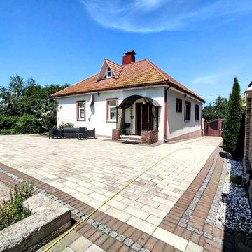 Неймовірний будинок в неймовірній локації!