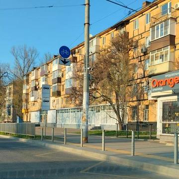 1/я 4/5 эт. 173 квартал остановка Автотехникум Дом на остановке.