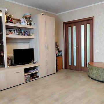 Продається трикімнатна квартира покращеного планування у центрі міста.Цегляний будинок