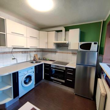 Стадіонна вул., 14