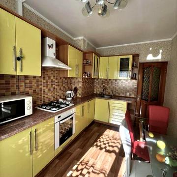 Трехкомнатная квартира на ул. Ген. Бочарова / Бувалкина