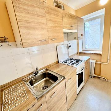 Продам однокімнатну, компактну квартиру на вул. Юлії Здановської — заходь та живи.