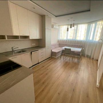 Простора зонована студія в новобудові, генератор