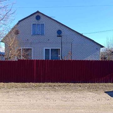 Капітальний будинок в центрі села