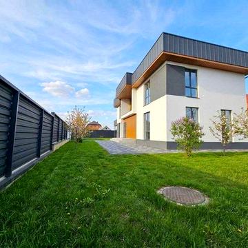 Сучасний, новозбудований будинок на околиці м.Стрий...