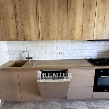 3-кімнатна квартира з ремонтом біля парку Перемоги, цегляний будинок