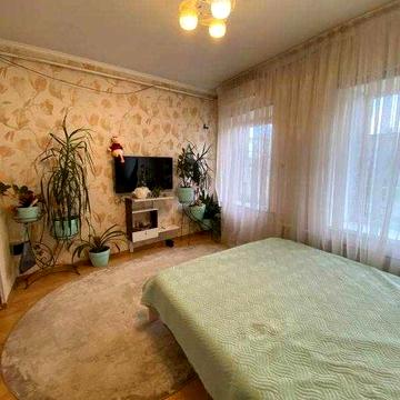 Продам 2-кімнатну квартиру на Слобідці | АГВ + двір|