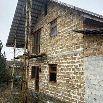 Прожаж 2х поверхового будинку з хорошою локацією .