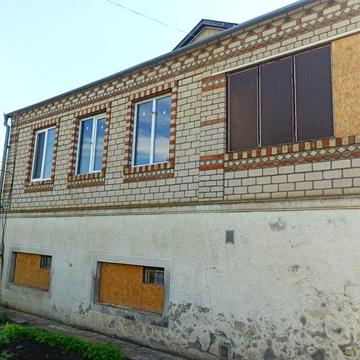 Двоповерховий будинок + гараж.