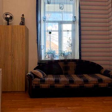 Продам 4 к. кв. в житловому стані -Центр .