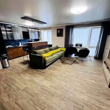 Простора 3-кімнатна квартира з ремонтом і гаражем, вул. Юрія Коваленка,6/9