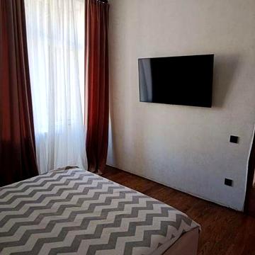 Продам простору 2к квартиру біля Кінного ринку
