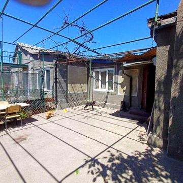 Продам частину будинку з власним двором на Ленселищі!