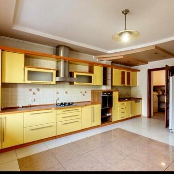 Будинок з басейном в центрі міста