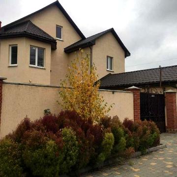 Новий будинок з гаражем у Червоному Хуторі, облагороджена ділянка 4,7 соток