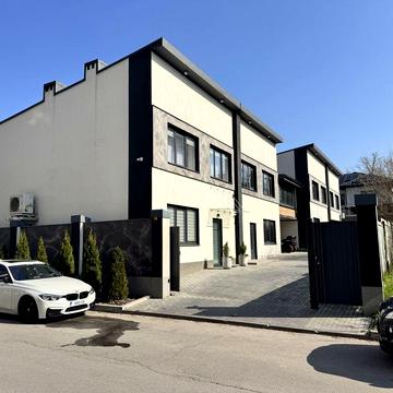 Таунхаус разом із земельною ділянкою