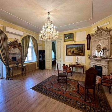 Сдам  5ти комнатную квартиру в Центре