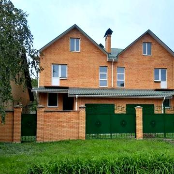 Продаж половини таунхаузу в нагірній частині міста