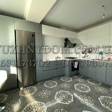 Продам трирівневу квартиру по вул. Іванова