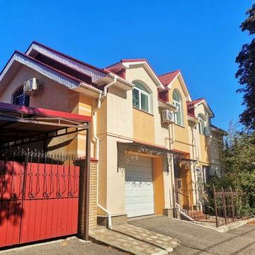 Продам добротний будинок біля міського парку