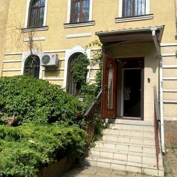 Сдам дом в центре города 4 к ,150 м гараж,подвал,двор , животных можно