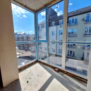 Продам 1к квартиру вільного планування в будинку біля озера!