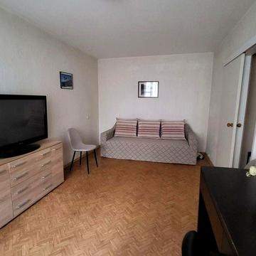 Оренда  2-х,  кімнатної   Івасюка  28.