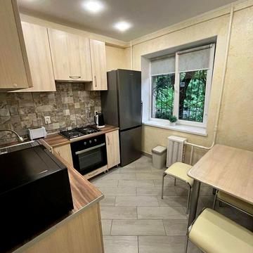 Менахем-Мендл Шнеєрсона вул. (Мініна), 7