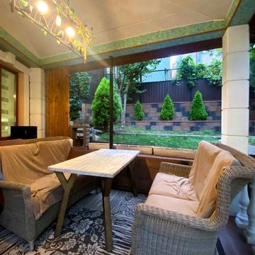 Ексклюзивна квартира з власним двором на площі Філармонії