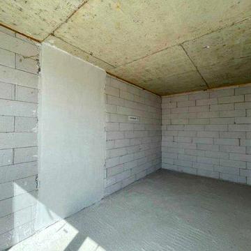 Двокімнатна з балконом в центрі міста