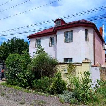 2-поверховий будинок з мансардою, басейном та доглянутою ділянкою