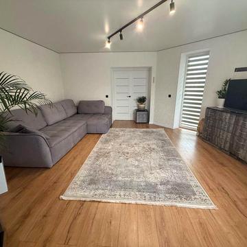 3-кімната квартира(103 кв.м)В центрі міста,найзручніша локація 3 поверх,повністю вмебльована і є вся техніка.