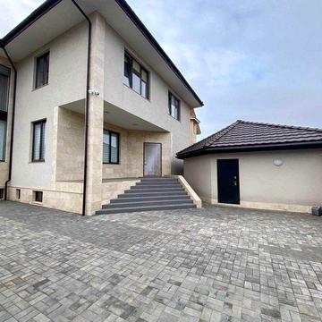 Господарський будинок у Совиньоні | Червона цегла | Басейн