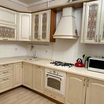 Итальянский бульвар/Музкомедия, закрытый комплекс, 2 спальни и кухня-столовая.Долгосрочно.