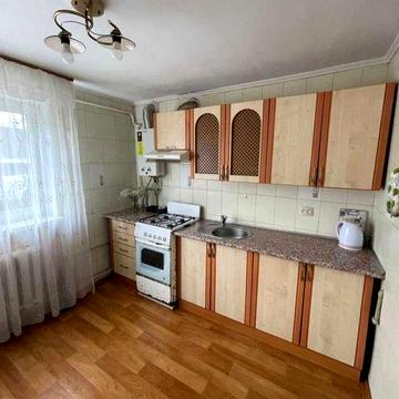Продається частина цегляного будинку, по документах 2 кімнатна квартира.