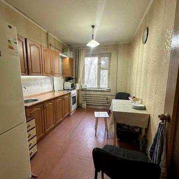 Продам просторную 4 комн. квартиру