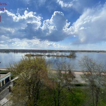 Продам чотирьох кімнатну квартиру набережна центр міста