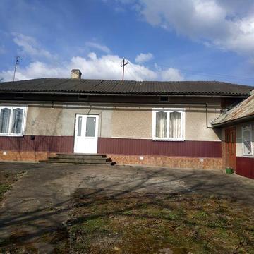 Продається будинок в селі на Прикарпатті.