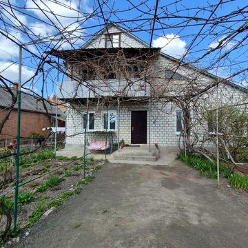 Продаж двоповерхового будинка з ділянкою на Старому місті