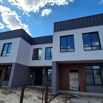 Великий таунхаус з переднім та заднім великим двором та центральними комунікаціями, поруч з інфраструктурою