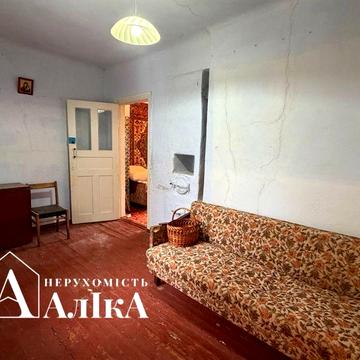 Продам невелику 2-кімнатну квартиру без зручностей